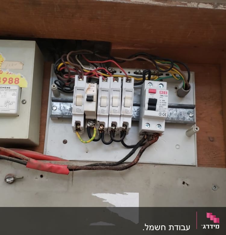 לוח חשמל עם מפסקים וחוטי חשמל צבעוניים